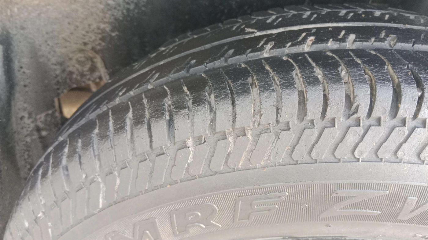 2017 Maruti Swift VXI, CNG, Manual, 82,264 km, Left Rear Tyre Tread