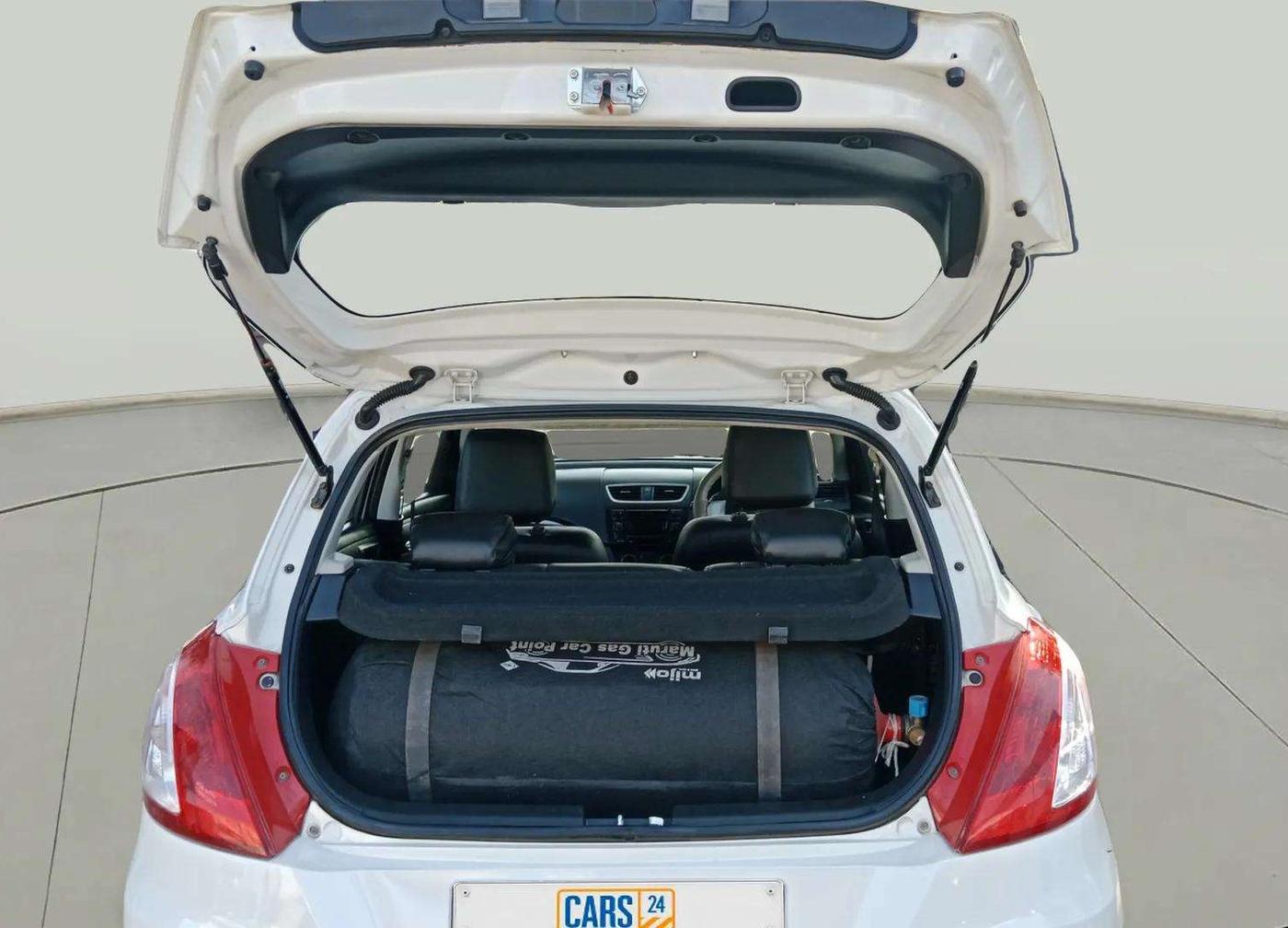 2017 Maruti Swift VXI, CNG, Manual, 82,264 km, Boot Inside