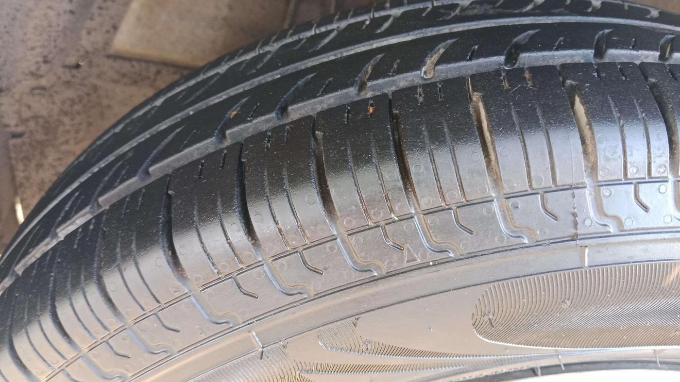 2017 Maruti Swift VXI, CNG, Manual, 82,264 km, Left Front Tyre Tread