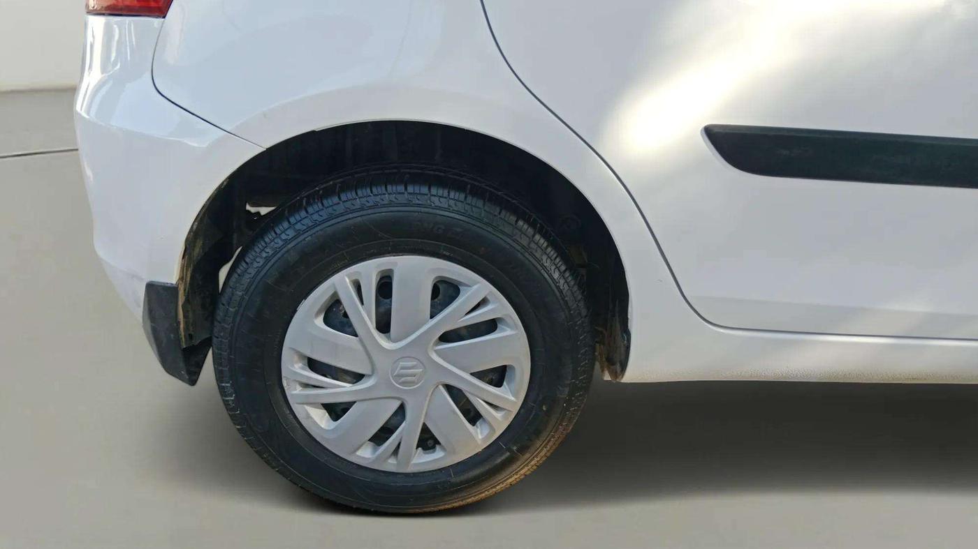 2017 Maruti Swift VXI, CNG, Manual, 82,264 km, Right Rear Wheel