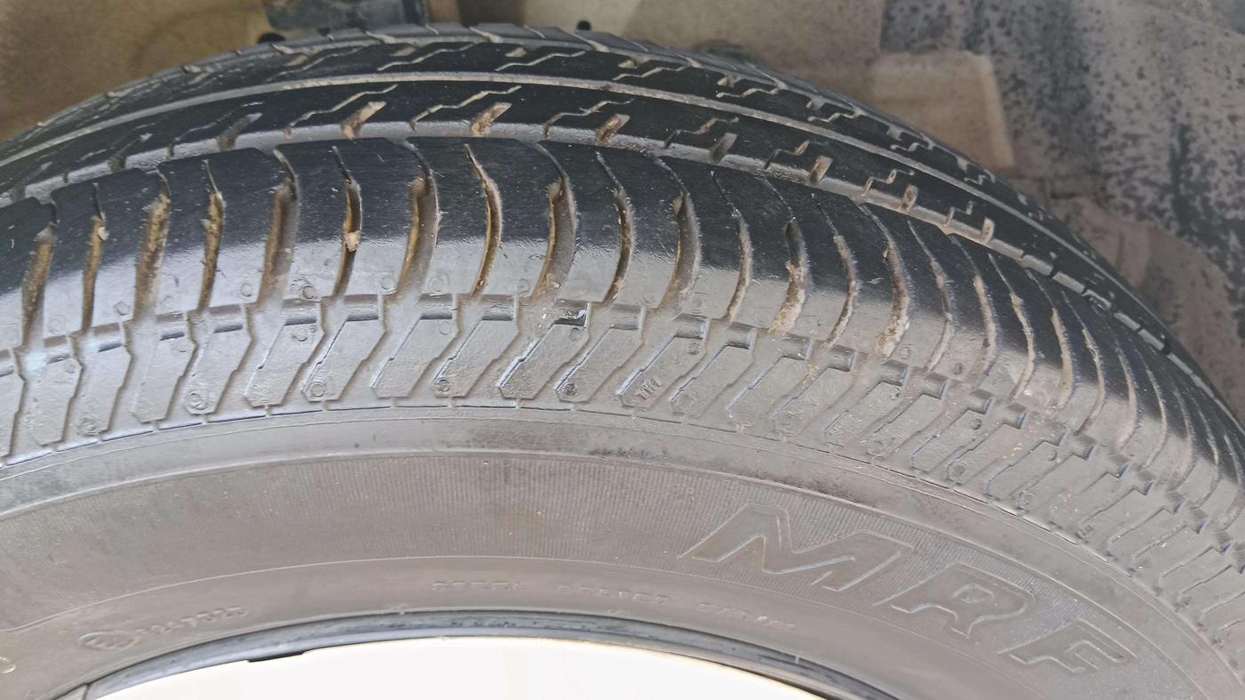2017 Maruti Swift VXI, CNG, Manual, 82,264 km, Right Front Tyre Tread