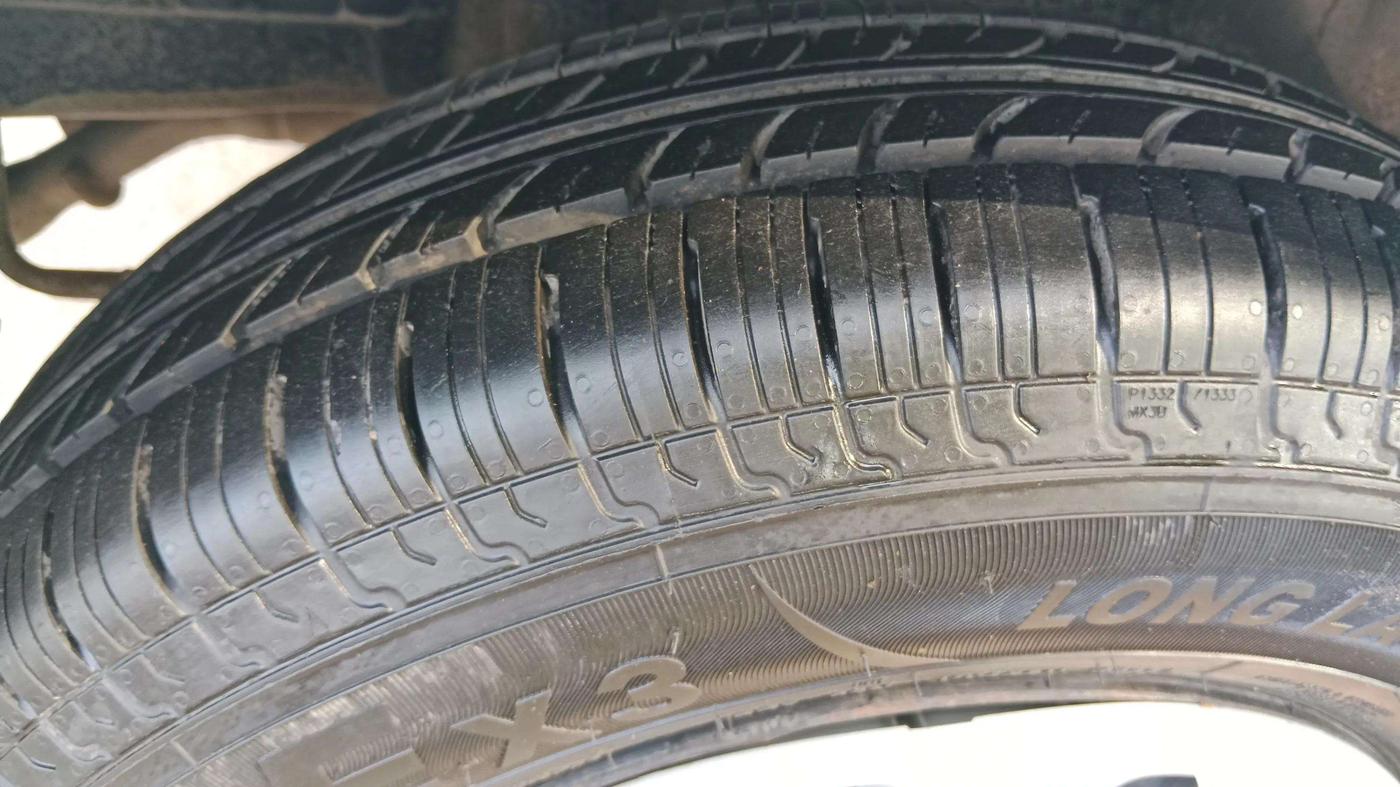 2017 Maruti Swift VXI, CNG, Manual, 82,264 km, Right Rear Tyre Tread
