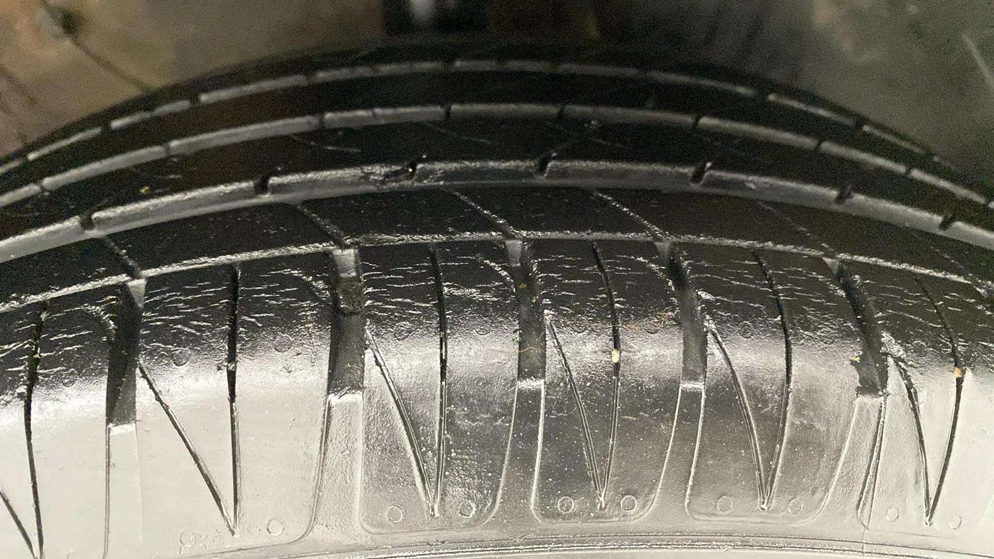 2020 KIA SONET HTK PLUS 1.2, Petrol, Manual, 33,546 km, Right Front Tyre Tread