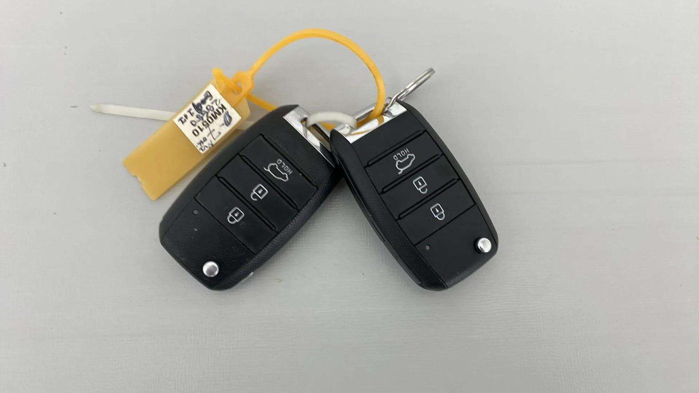 2020 KIA SONET HTK PLUS 1.2, Petrol, Manual, 33,546 km, Key Close Up