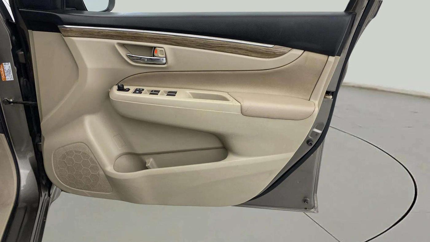 2021 Maruti Ciaz ZETA 1.5 SHVS MT PETROL, Petrol, Manual, 78,049 km, Driver Side Door Panels Control