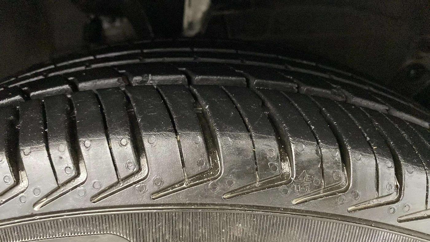 2014 Hyundai i10 MAGNA 1.1, Petrol, Manual, 48,082 km, Right Front Tyre Tread