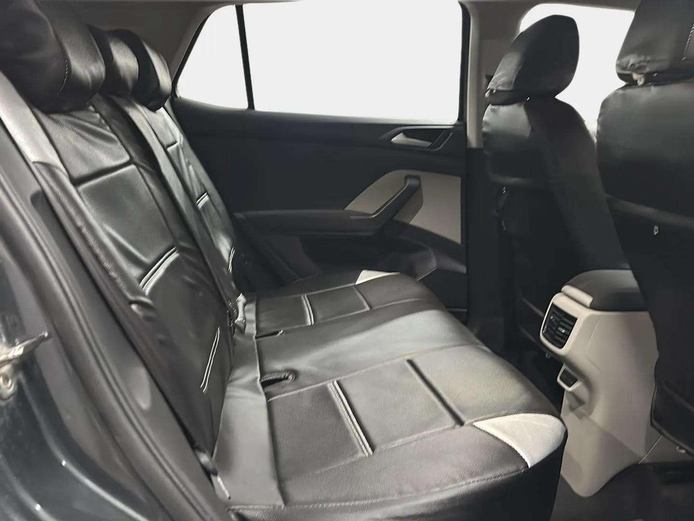 2022 Volkswagen TAIGUN HIGHLINE 1.0 TSI MT, Petrol, Manual, 38,586 km, Right Side Rear Door Cabin