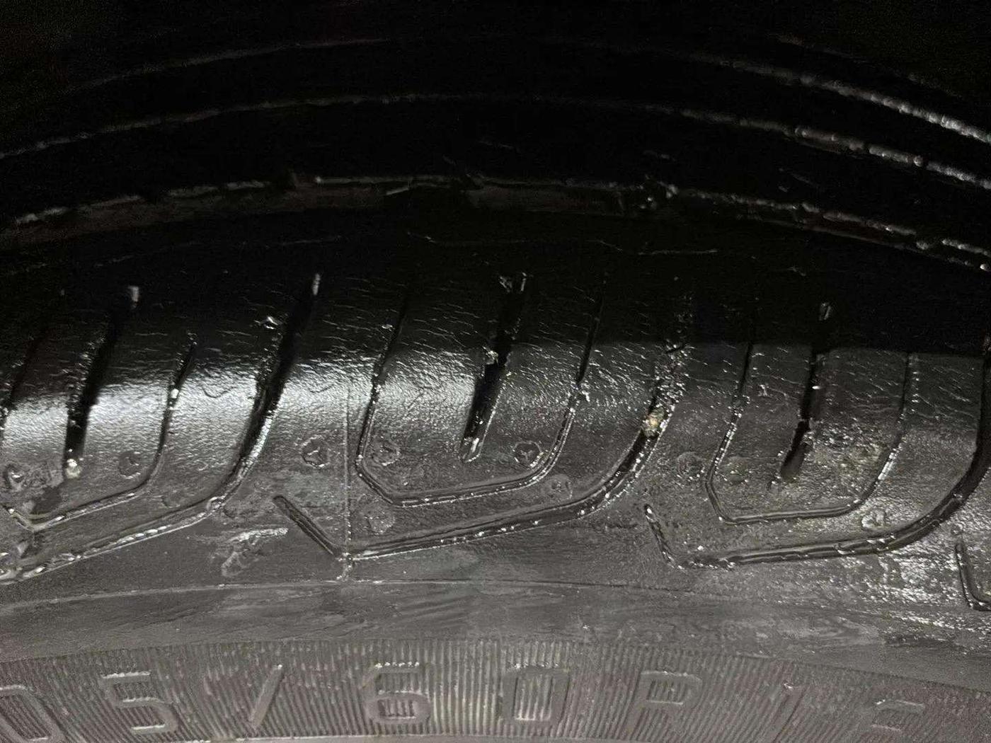 2022 Volkswagen TAIGUN HIGHLINE 1.0 TSI MT, Petrol, Manual, 38,586 km, Right Front Tyre Tread
