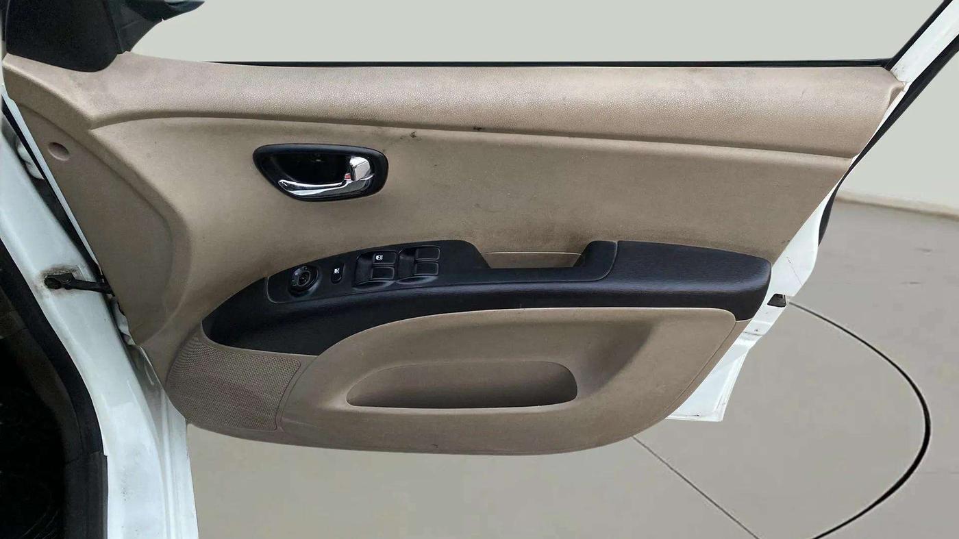 2013 Hyundai i10 MAGNA 1.2, Petrol, Manual, 38,137 km, Driver Side Door Panels Control