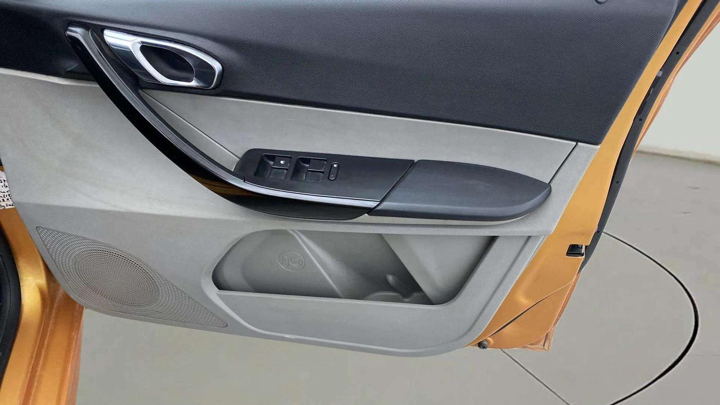 2018 Tata Tiago XZA PETROL, Petrol, Automatic, 67,412 km, Driver Side Door Panels Control