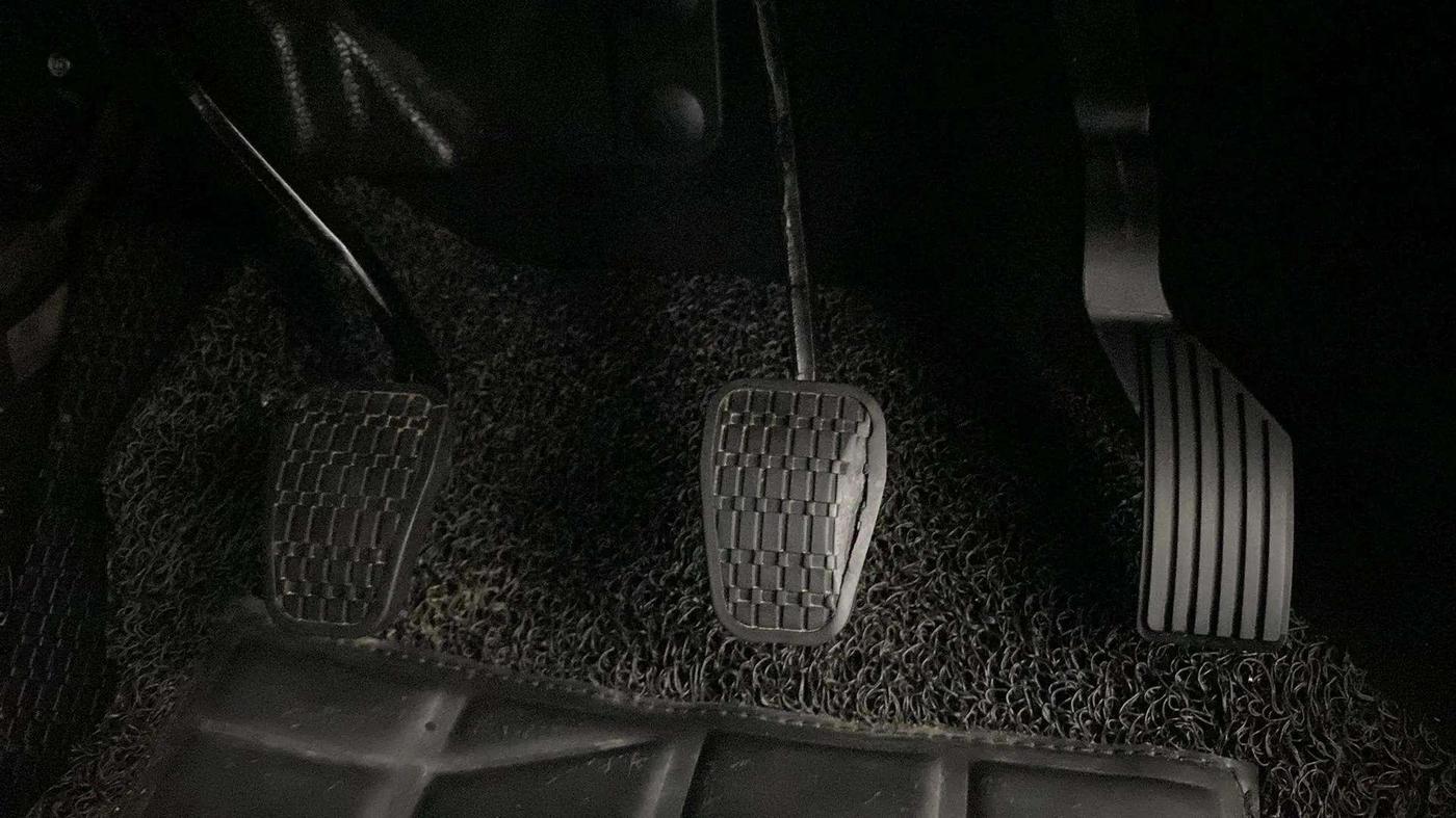 2022 Tata PUNCH PURE MT, Petrol, Manual, 34,591 km, Pedals