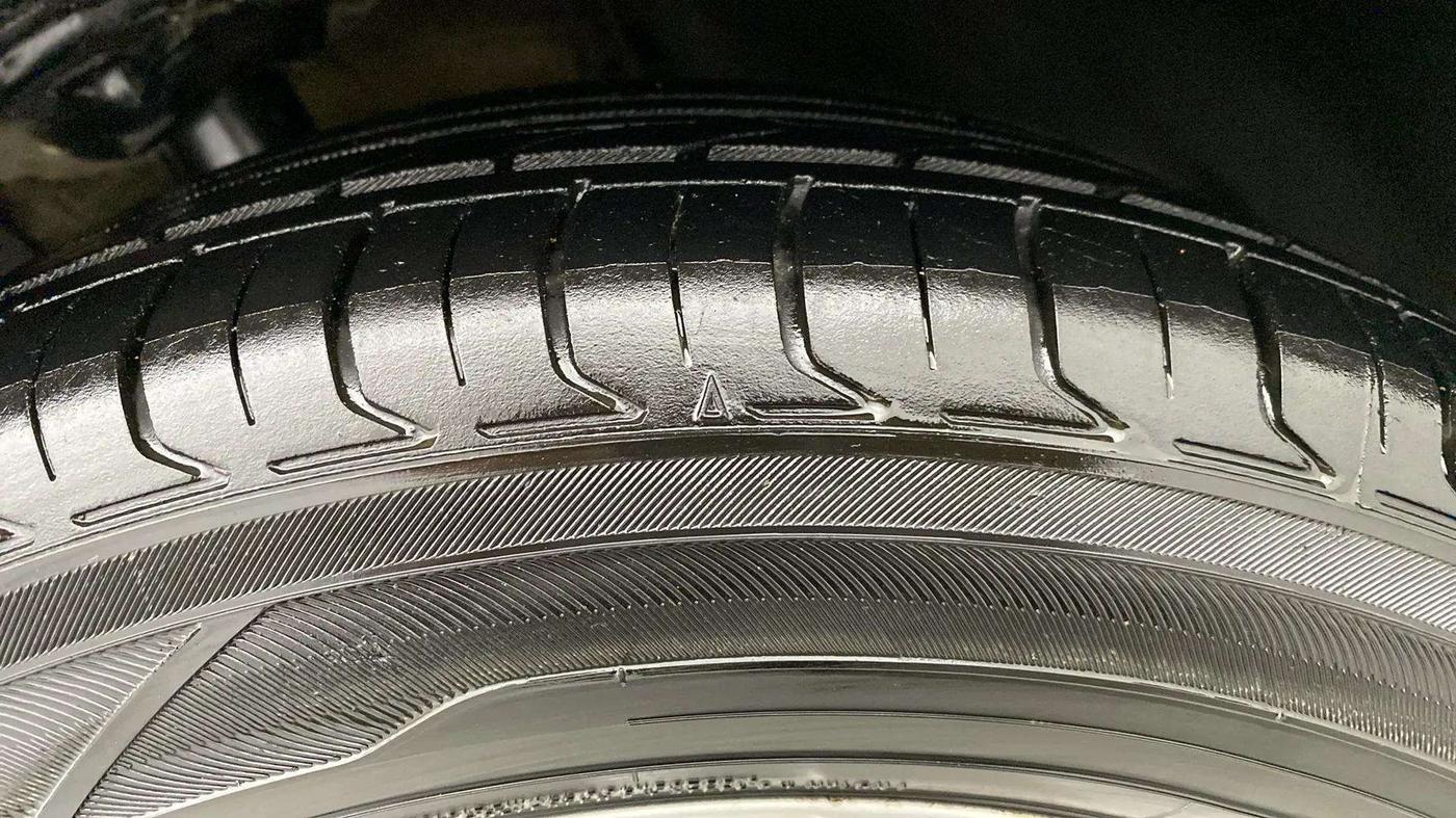 2021 Skoda KUSHAQ AMBITION 1.0L TSI AT, Petrol, Automatic, 65,704 km, Left Front Tyre Tread