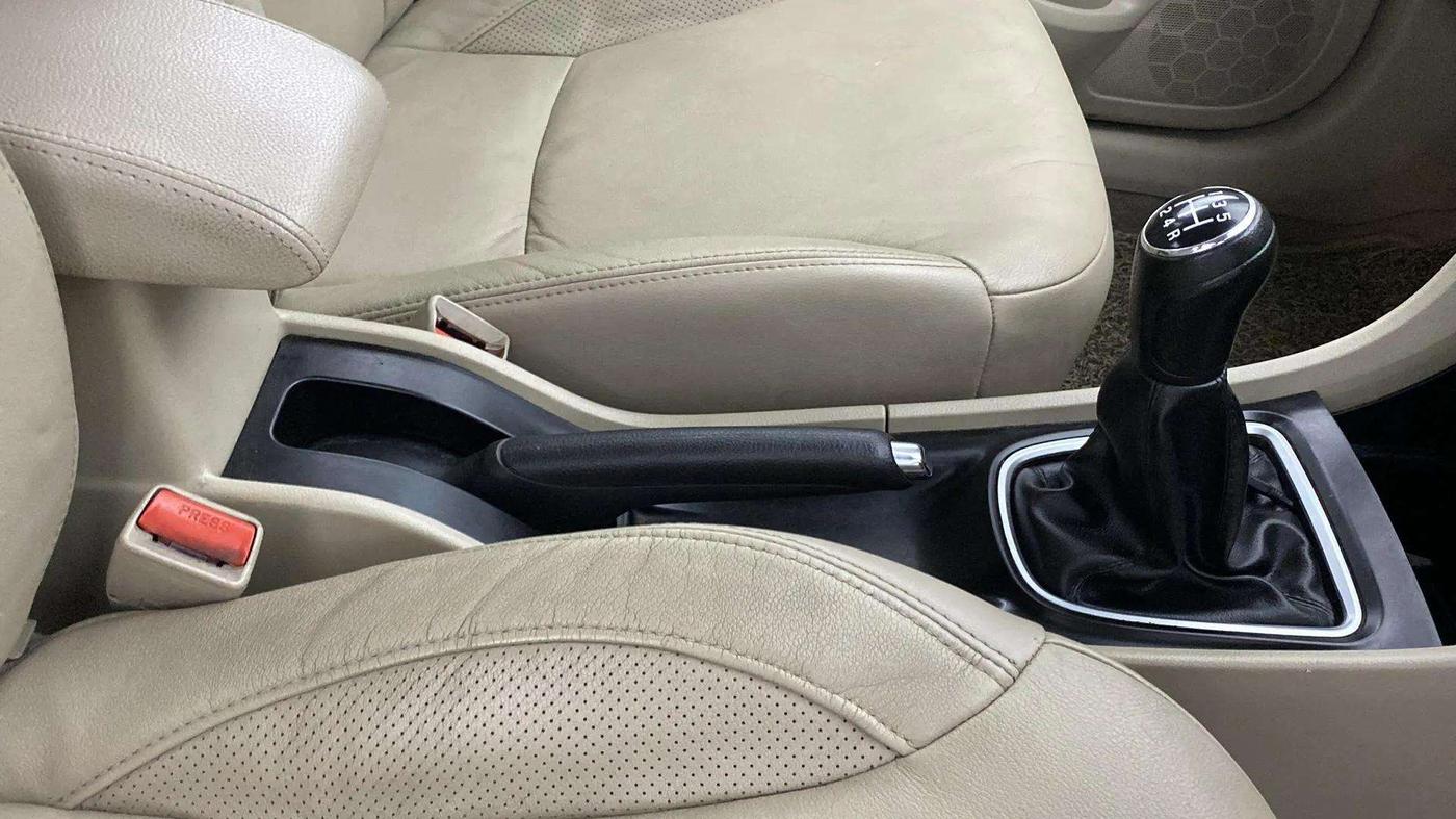 2018 Maruti Ciaz ALPHA 1.5 SHVS PETROL, Petrol, Manual, 64,988 km, Gear Lever
