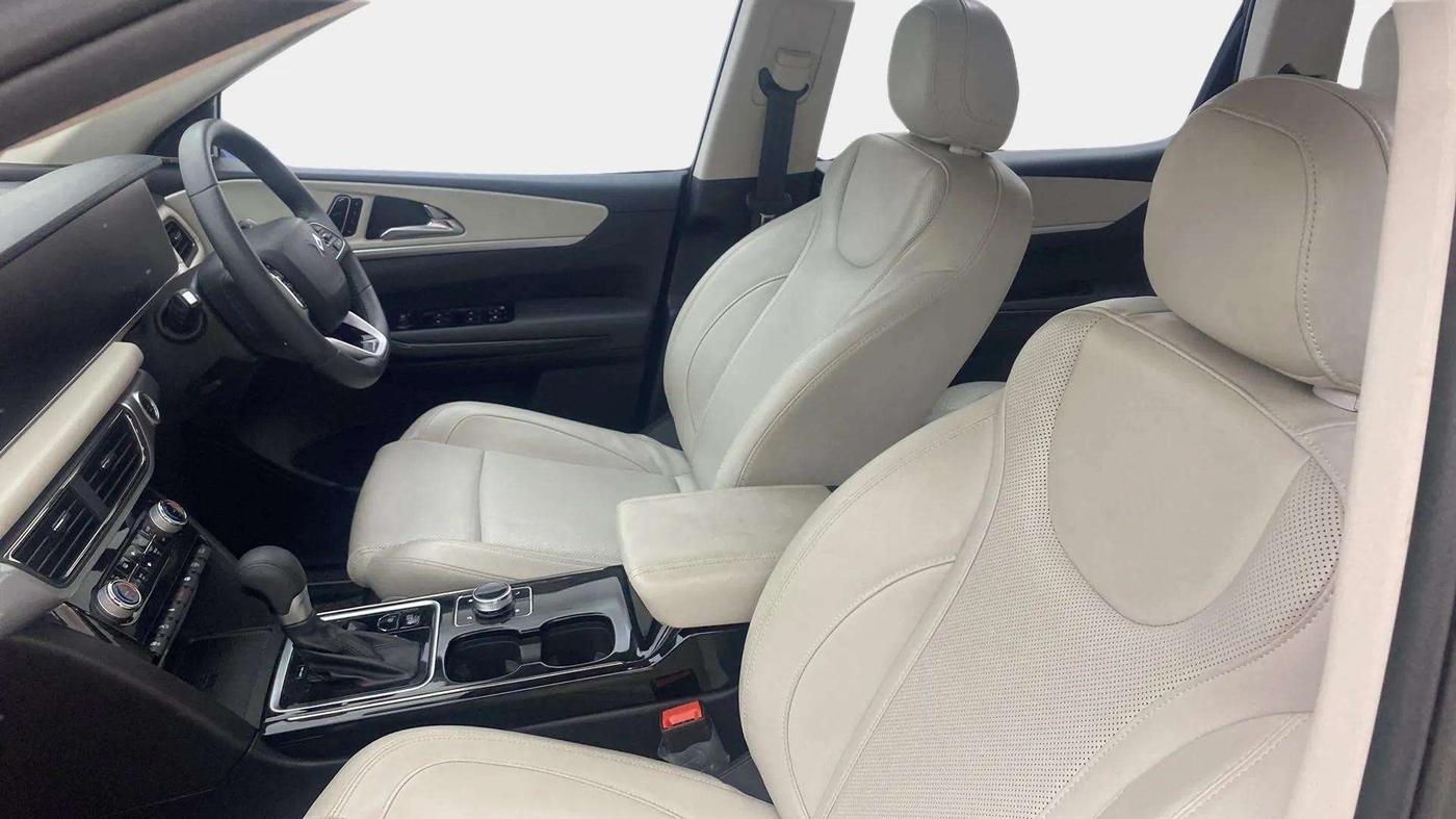 2024 Mahindra XUV700 AX 7 LUXURY D AT 7 STR, Diesel, Automatic, 11,160 km, Right Side Front Door Cabin
