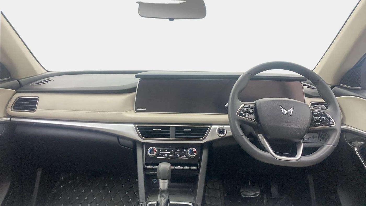 2024 Mahindra XUV700 AX 7 LUXURY D AT 7 STR, Diesel, Automatic, 11,160 km, Dashboard