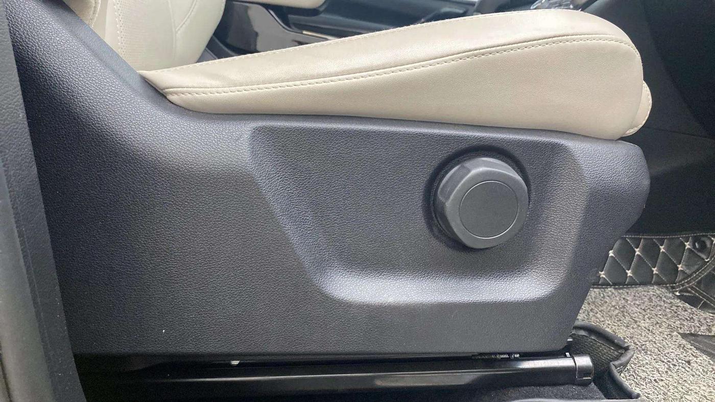 2024 Mahindra XUV700 AX 7 LUXURY D AT 7 STR, Diesel, Automatic, 11,160 km, Driver Side Adjustment Panel