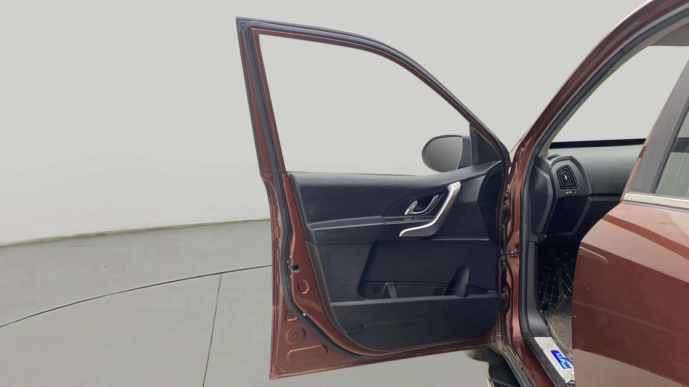 2021 Mahindra XUV500 W7, Diesel, Manual, 24,594 km, LHS Front Door