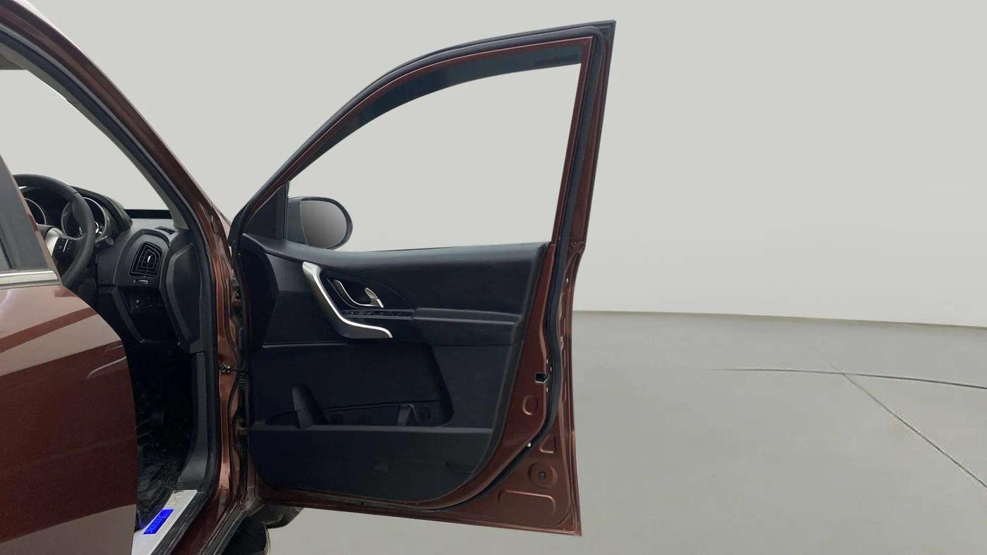 2021 Mahindra XUV500 W7, Diesel, Manual, 24,594 km, RHS Front Door