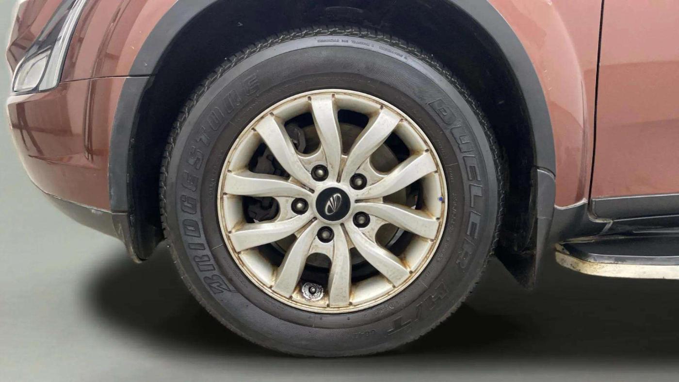 2021 Mahindra XUV500 W7, Diesel, Manual, 24,594 km, Left Front Wheel