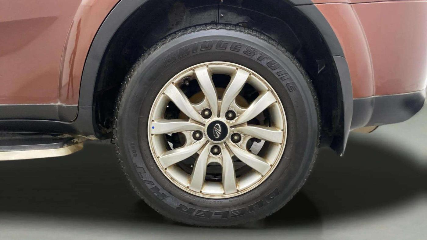 2021 Mahindra XUV500 W7, Diesel, Manual, 24,594 km, Left Rear Wheel