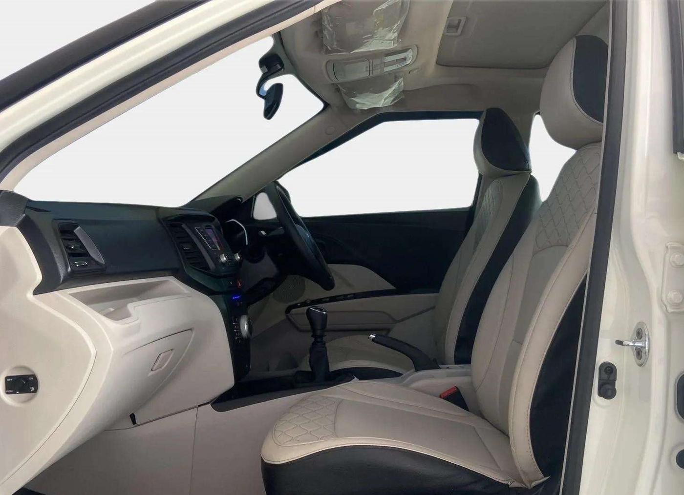 2023 Mahindra XUV300 W6 1.5 Diesel, Diesel, Manual, 20,753 km, Right Side Front Door Cabin