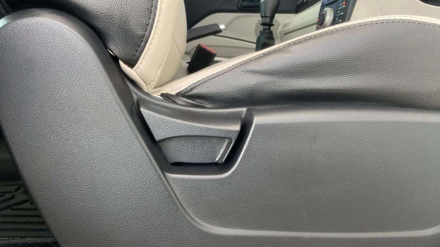 2023 Mahindra XUV300 W6 1.5 Diesel, Diesel, Manual, 20,753 km, Driver Side Adjustment Panel