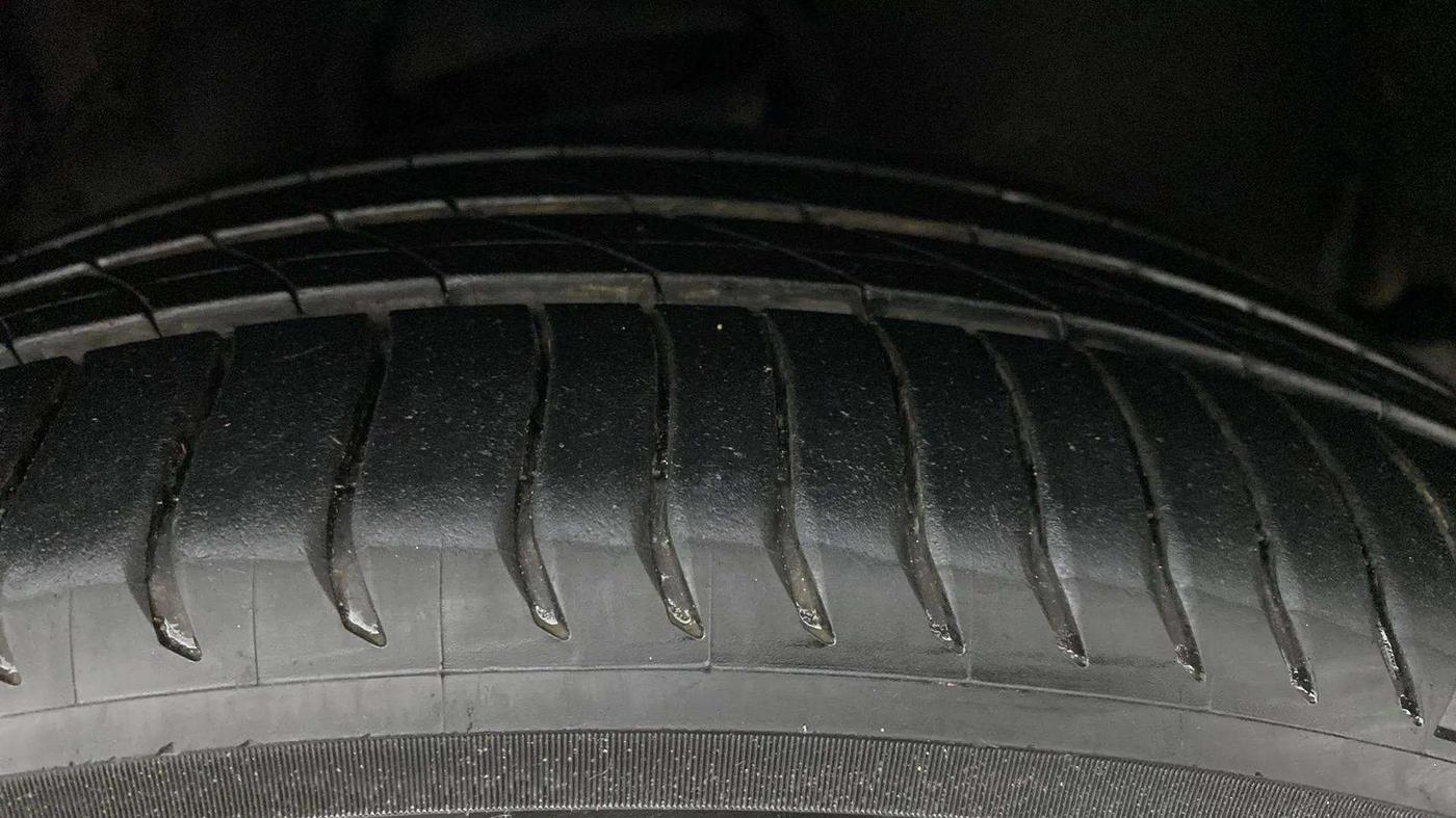 2022 Toyota Innova Crysta 2.7 ZX AT 7 STR, Petrol, Automatic, 16,009 km, Right Front Tyre Tread