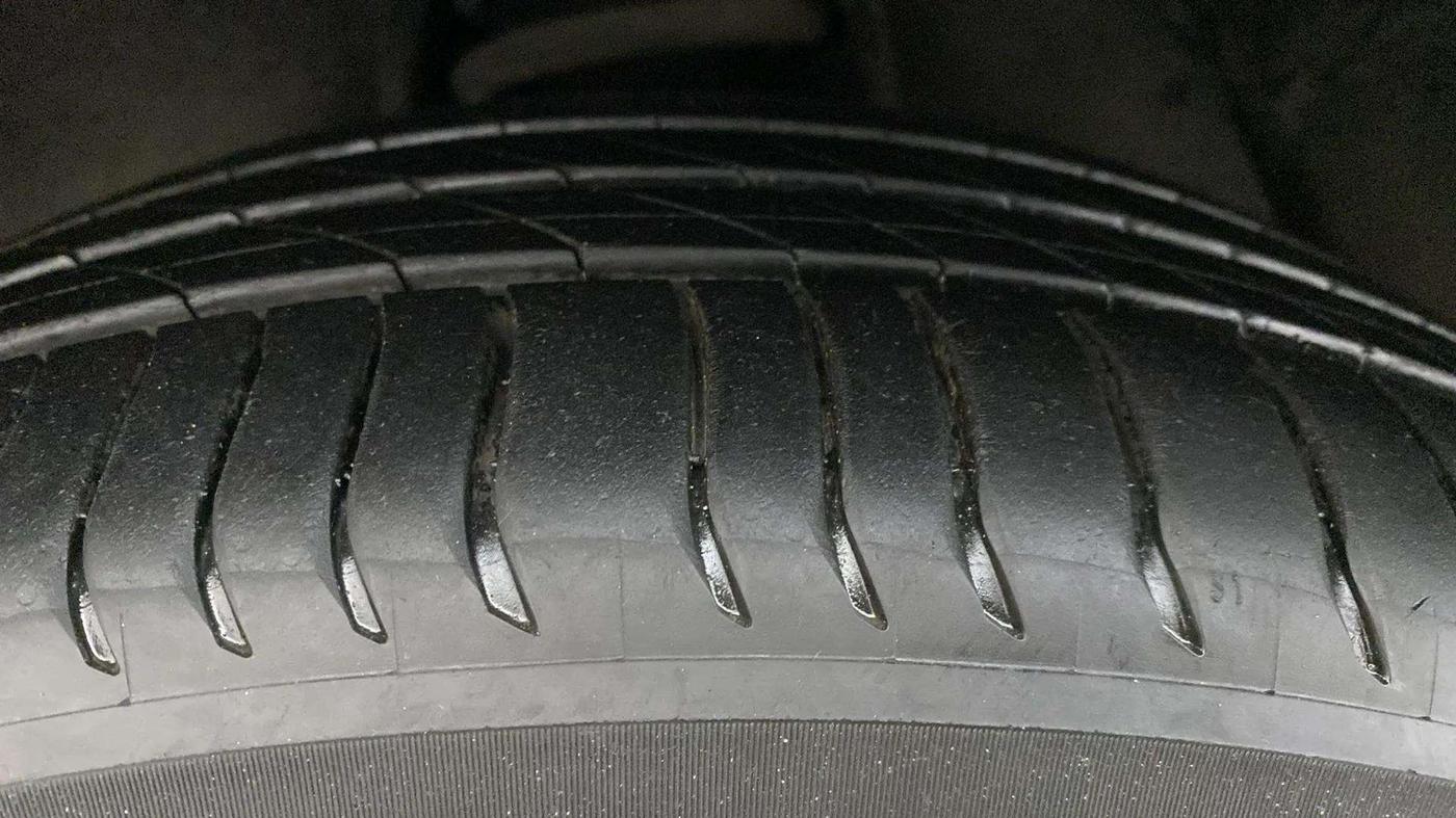 2022 Toyota Innova Crysta 2.7 ZX AT 7 STR, Petrol, Automatic, 16,009 km, Left Front Tyre Tread