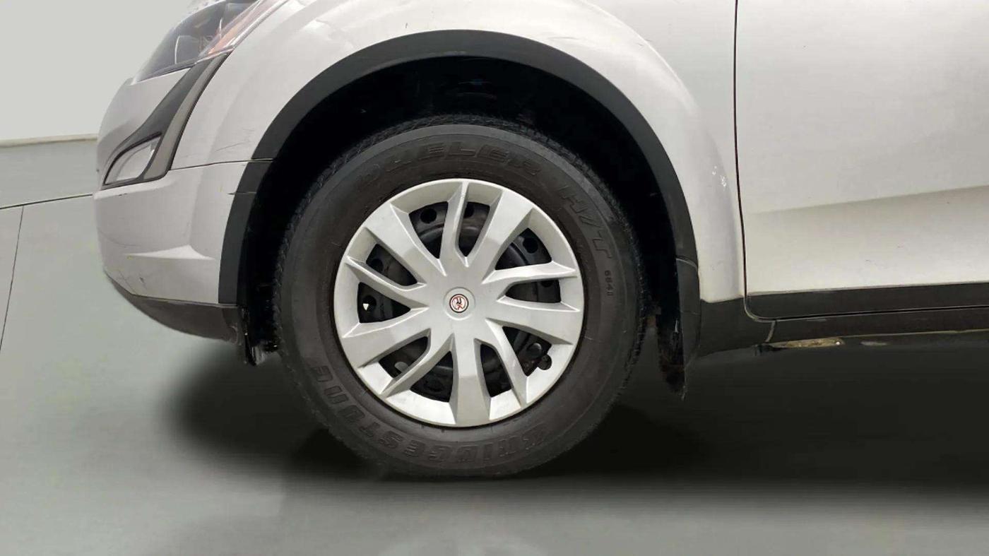 2020 Mahindra XUV500 W7, Diesel, Manual, 57,903 km, Left Front Wheel