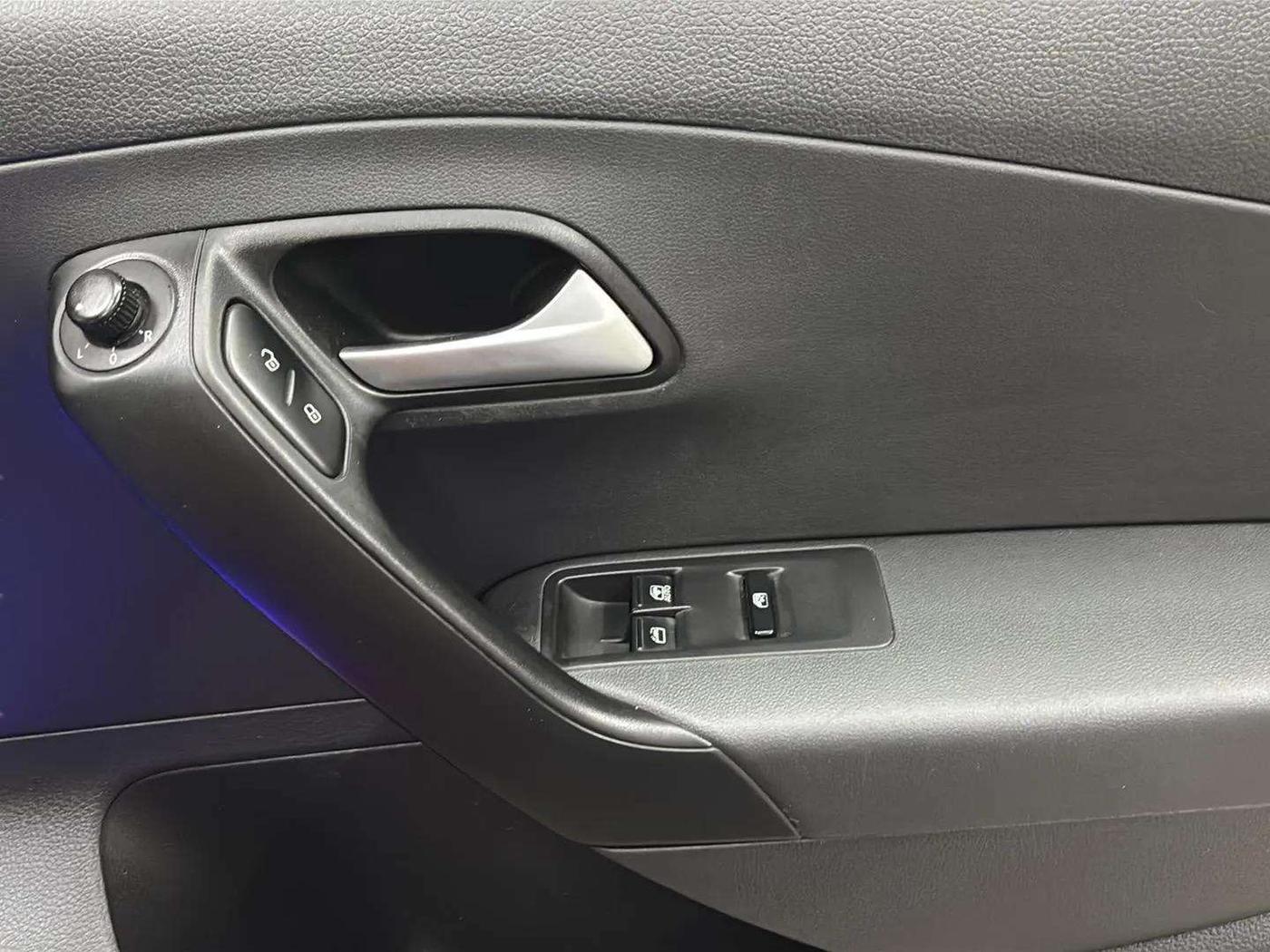 2019 Volkswagen Ameo COMFORTLINE 1.0L, Petrol, Manual, 36,382 km, Driver Side Door Panels Control