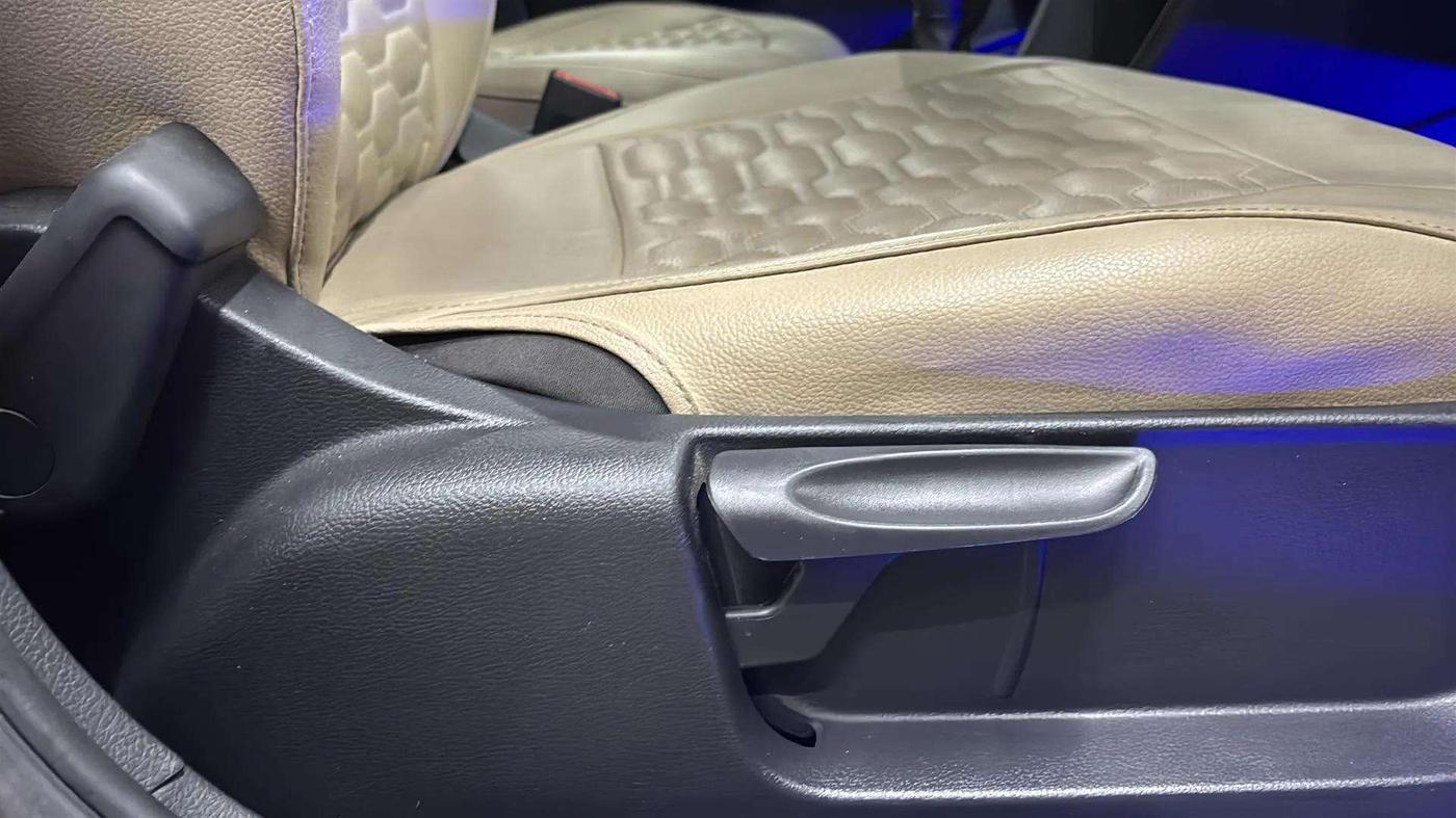 2019 Volkswagen Ameo COMFORTLINE 1.0L, Petrol, Manual, 36,382 km, Driver Side Adjustment Panel