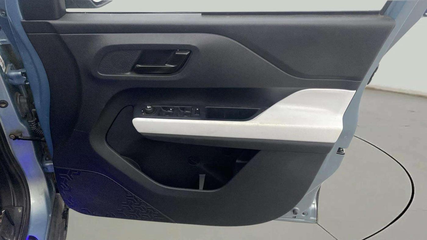 2024 Tata PUNCH ACCOMPLISHED DAZZLE SUNROOF CNG MT, CNG, Manual, 8,685 km, Driver Side Door Panels Control
