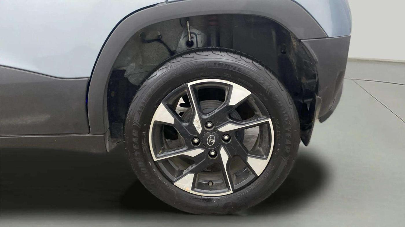 2024 Tata PUNCH ACCOMPLISHED DAZZLE SUNROOF CNG MT, CNG, Manual, 8,685 km, Left Rear Wheel