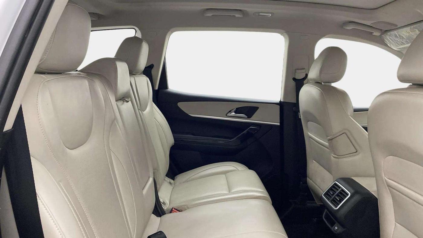 2022 Mahindra XUV700 AX 7 LUXURY D AT 7 STR, Diesel, Automatic, 25,202 km, Right Side Rear Door Cabin