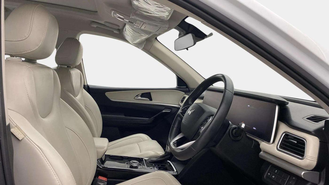 2022 Mahindra XUV700 AX 7 LUXURY D AT 7 STR, Diesel, Automatic, 25,202 km, Right Side Front Door Cabin