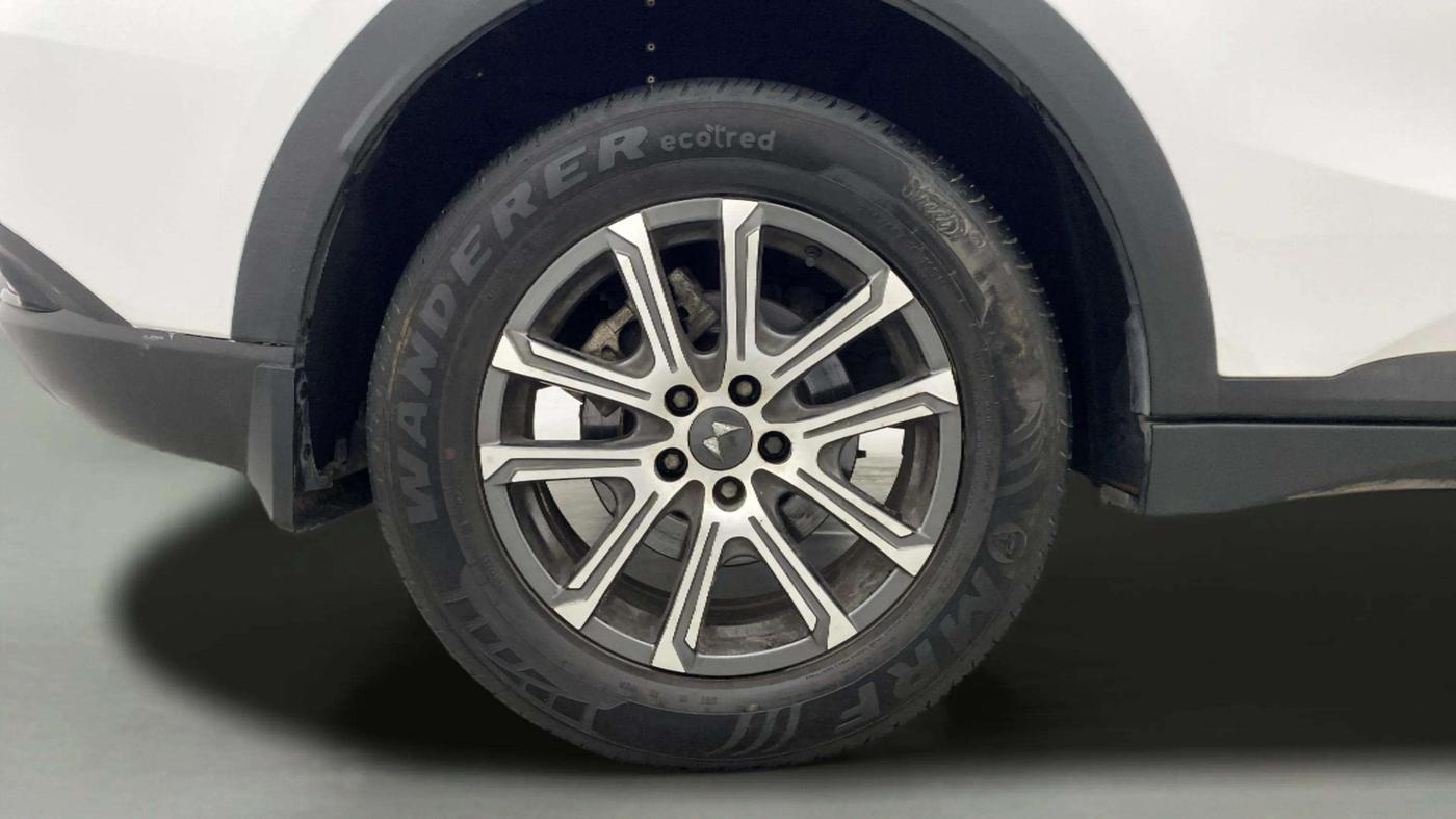 2022 Mahindra XUV700 AX 7 LUXURY D AT 7 STR, Diesel, Automatic, 25,202 km, Right Rear Wheel