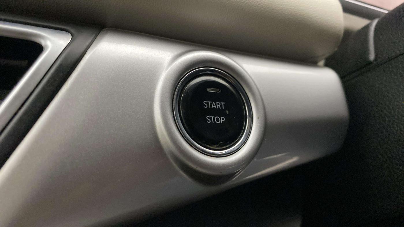 2022 Mahindra XUV700 AX 7 LUXURY D AT 7 STR, Diesel, Automatic, 25,202 km, Keyless Start/ Stop Button