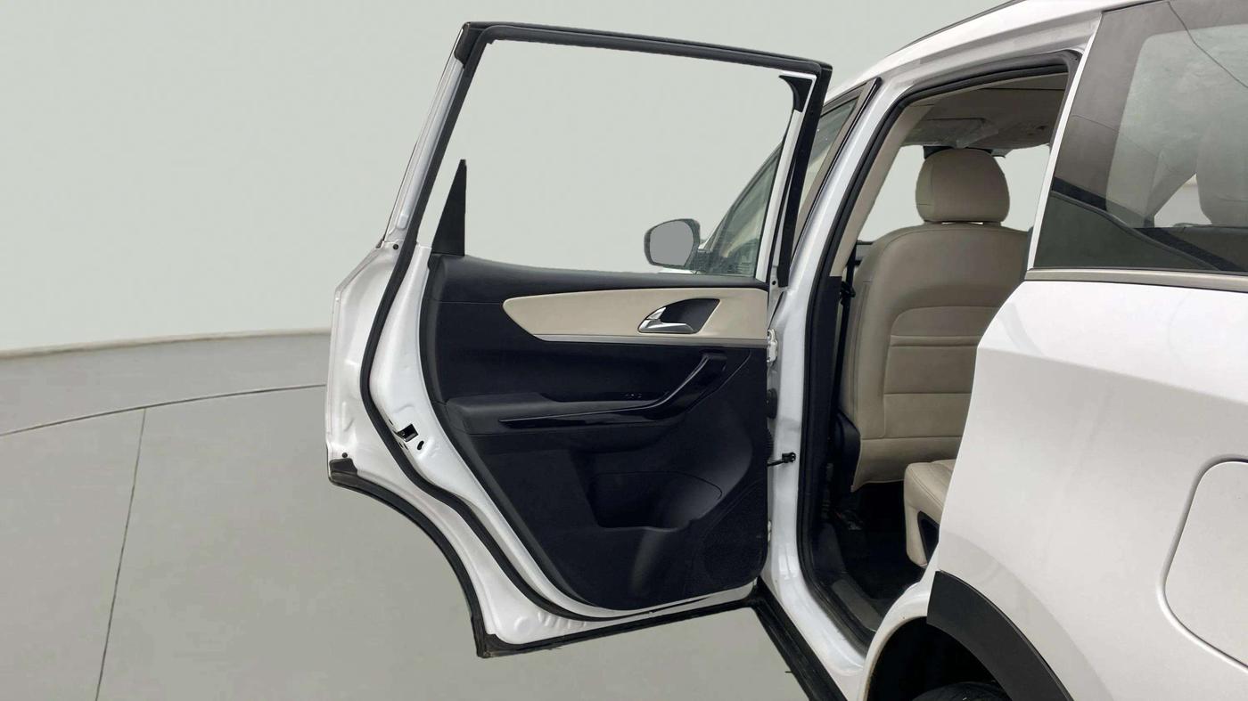 2022 Mahindra XUV700 AX 7 LUXURY D AT 7 STR, Diesel, Automatic, 25,202 km, LHS Rear Door
