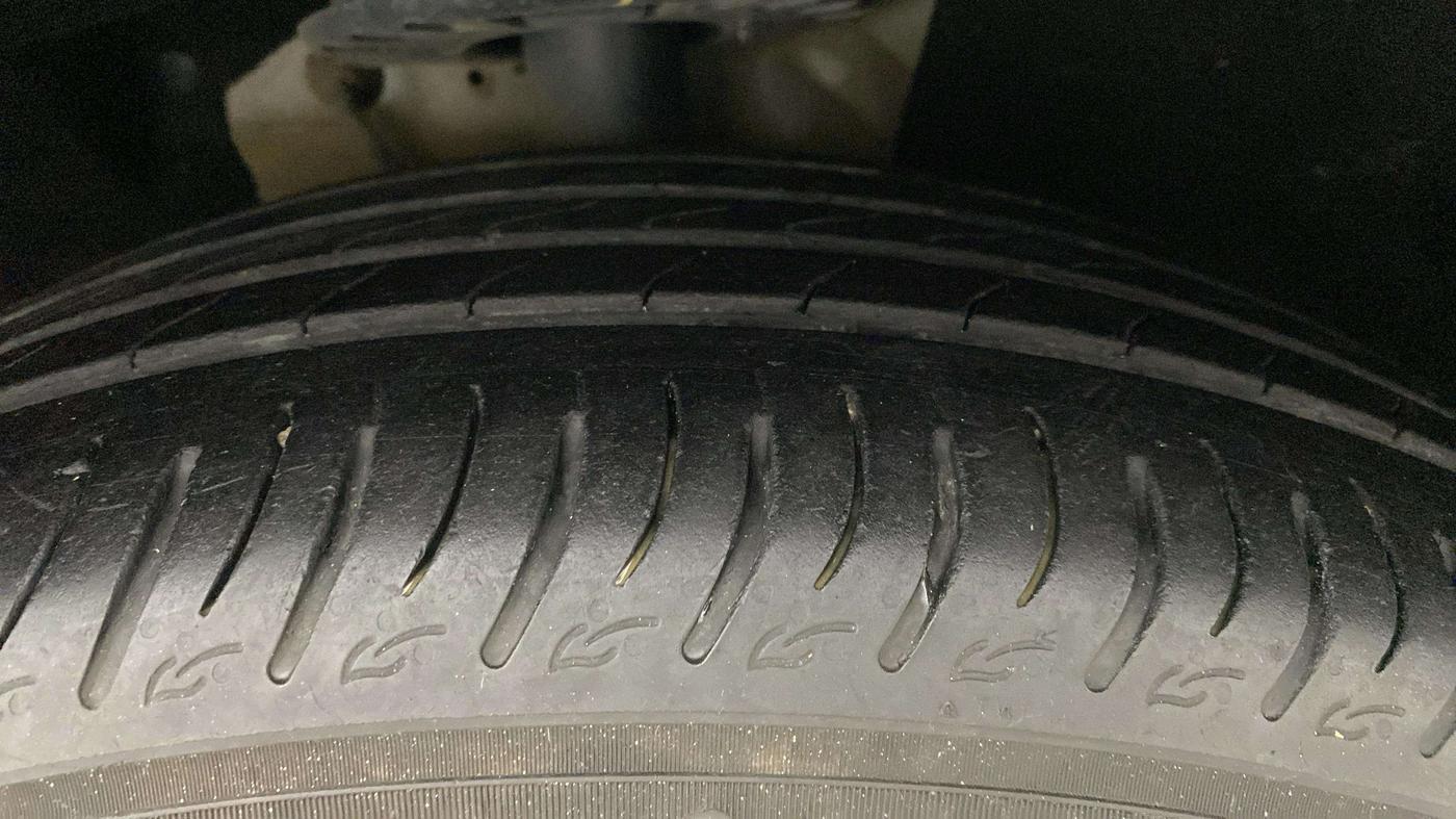 2022 Mahindra XUV700 AX 7 LUXURY D AT 7 STR, Diesel, Automatic, 25,202 km, Right Front Tyre Tread