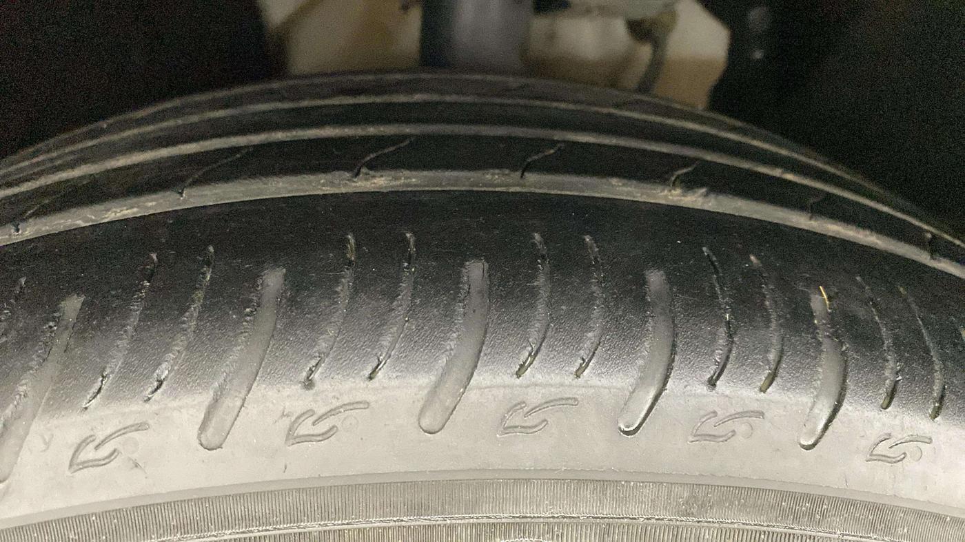 2022 Mahindra XUV700 AX 7 LUXURY D AT 7 STR, Diesel, Automatic, 25,202 km, Left Front Tyre Tread