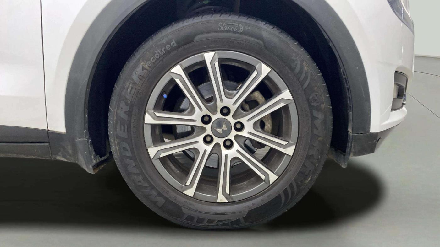 2022 Mahindra XUV700 AX 7 LUXURY D AT 7 STR, Diesel, Automatic, 25,202 km, Right Front Wheel