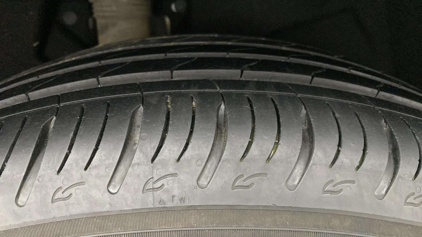 2022 Mahindra XUV700 AX 7 LUXURY D AT 7 STR, Diesel, Automatic, 25,202 km, Left Rear Tyre Tread