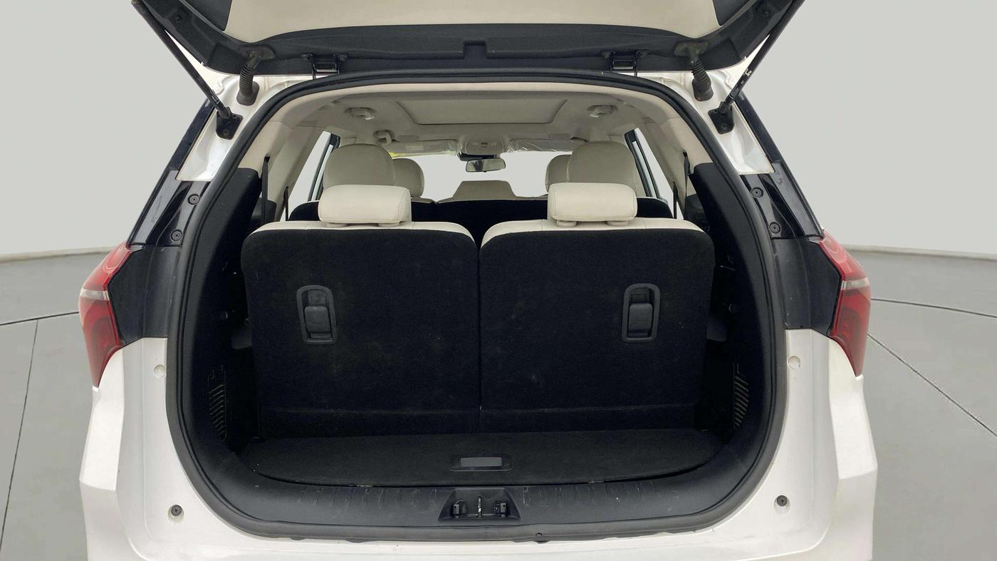 2022 Mahindra XUV700 AX 7 LUXURY D AT 7 STR, Diesel, Automatic, 25,202 km, Boot Inside