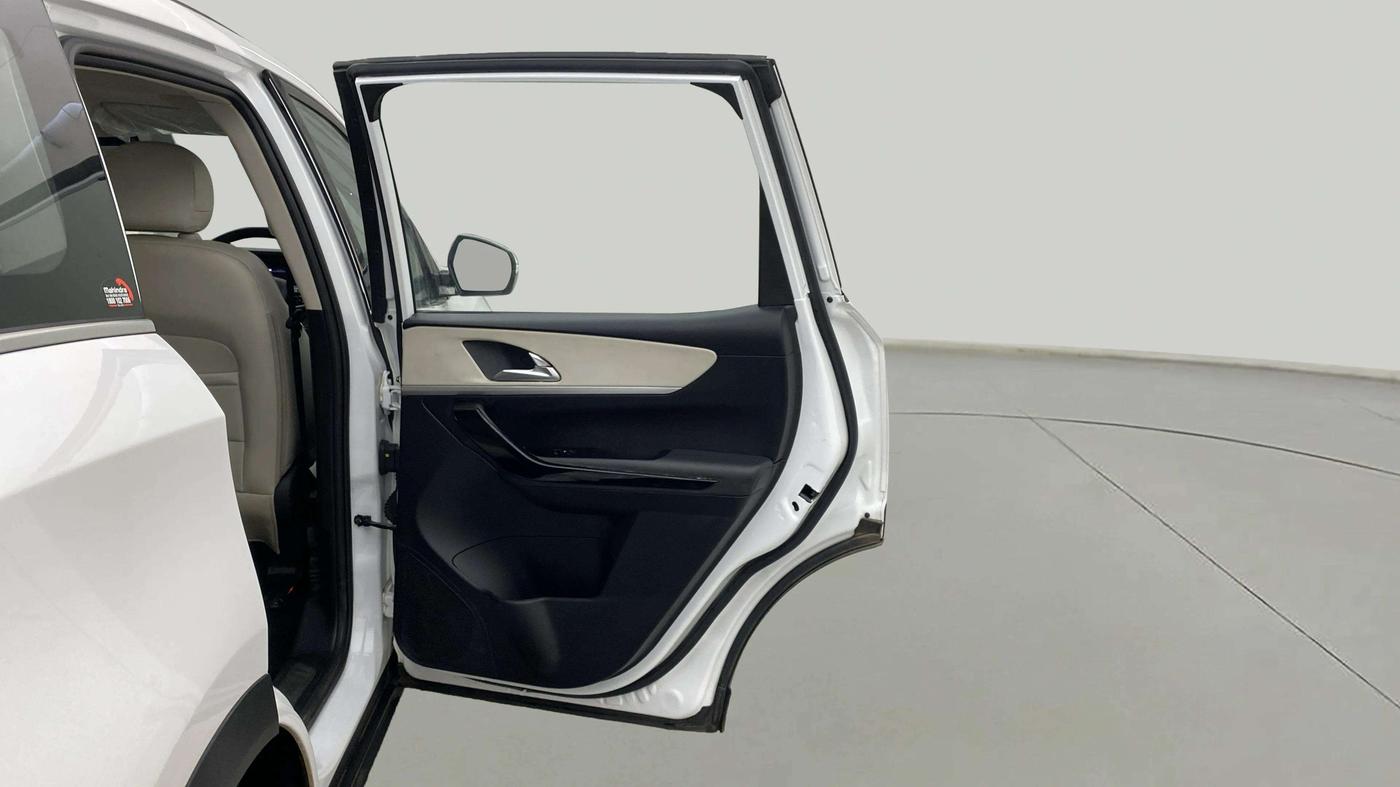 2022 Mahindra XUV700 AX 7 LUXURY D AT 7 STR, Diesel, Automatic, 25,202 km, RHS Rear Door