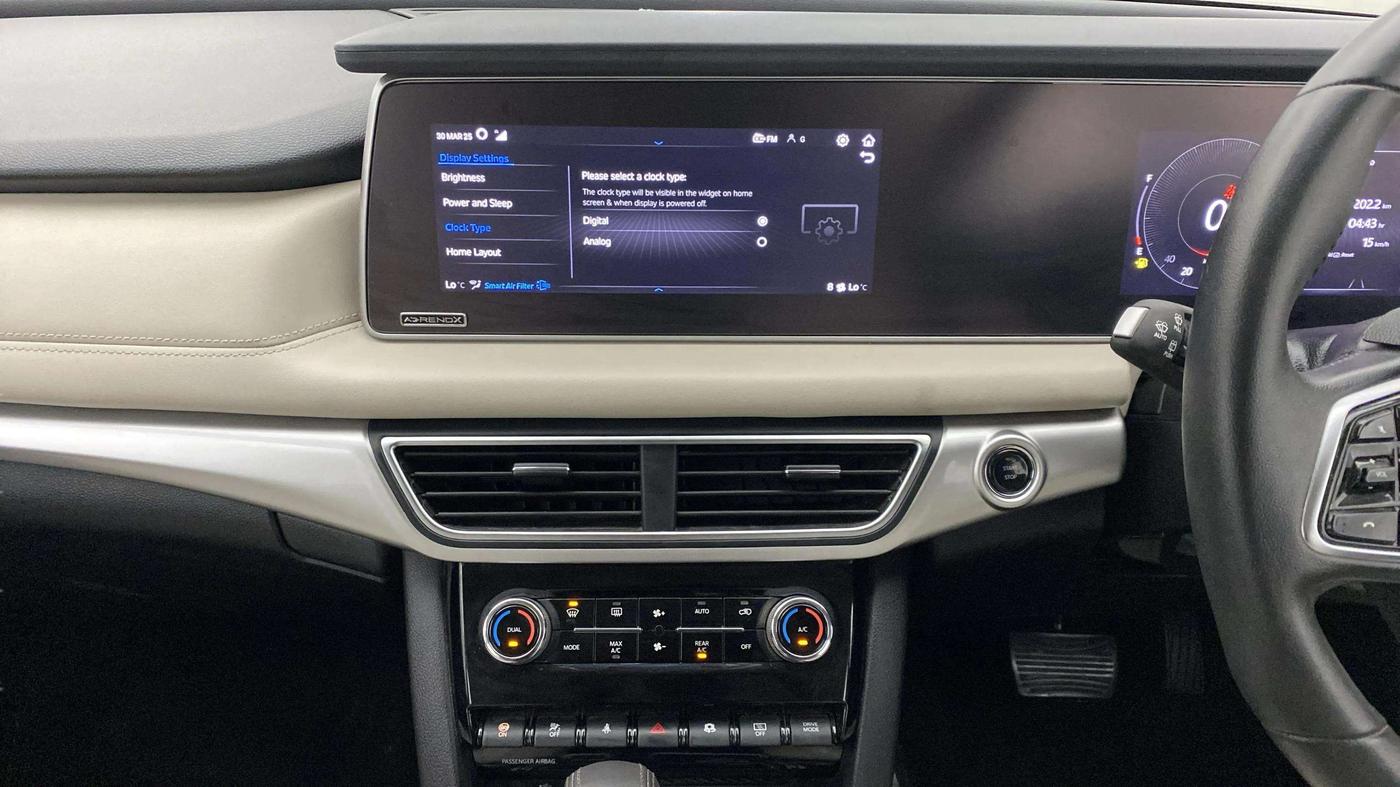 2022 Mahindra XUV700 AX 7 LUXURY D AT 7 STR, Diesel, Automatic, 25,202 km, Air Conditioner