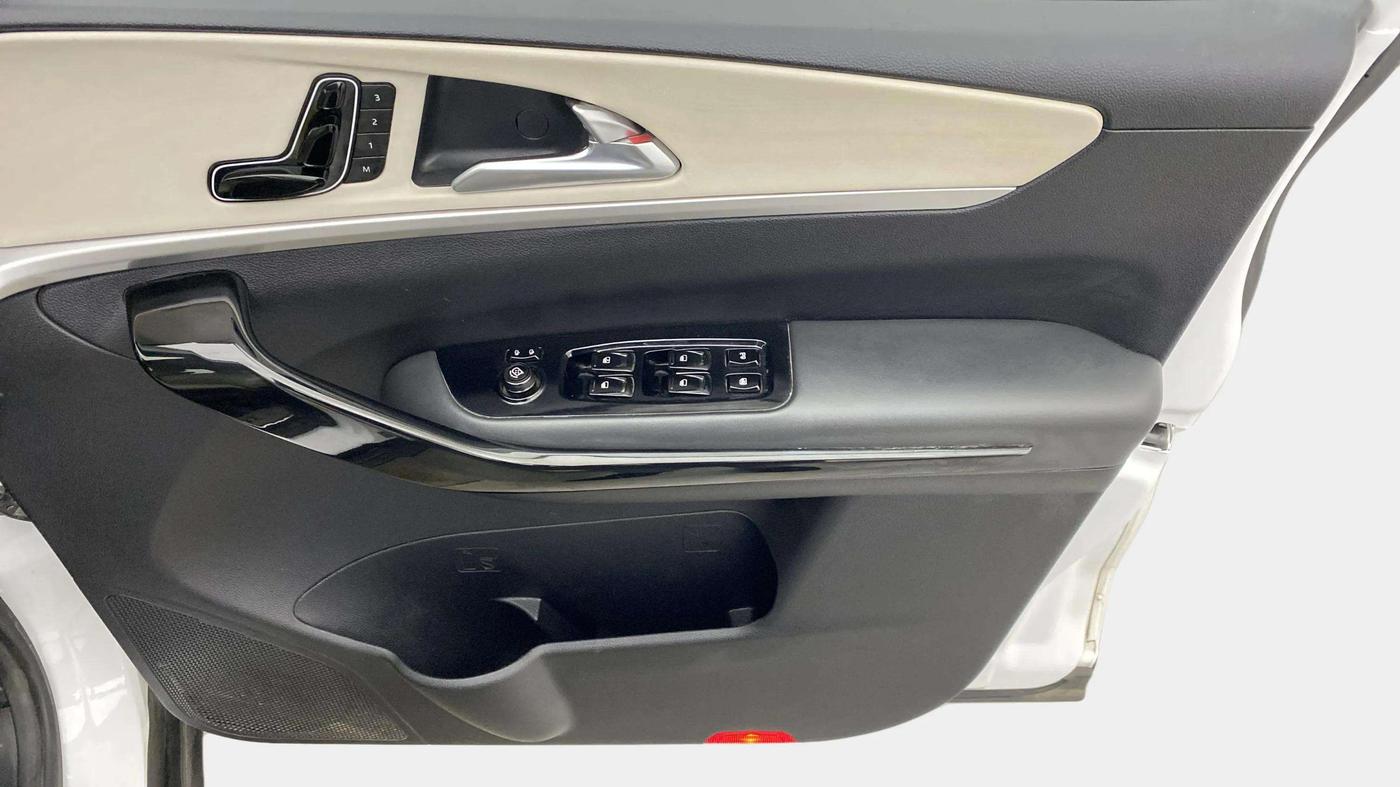 2022 Mahindra XUV700 AX 7 LUXURY D AT 7 STR, Diesel, Automatic, 25,202 km, Driver Side Door Panels Control