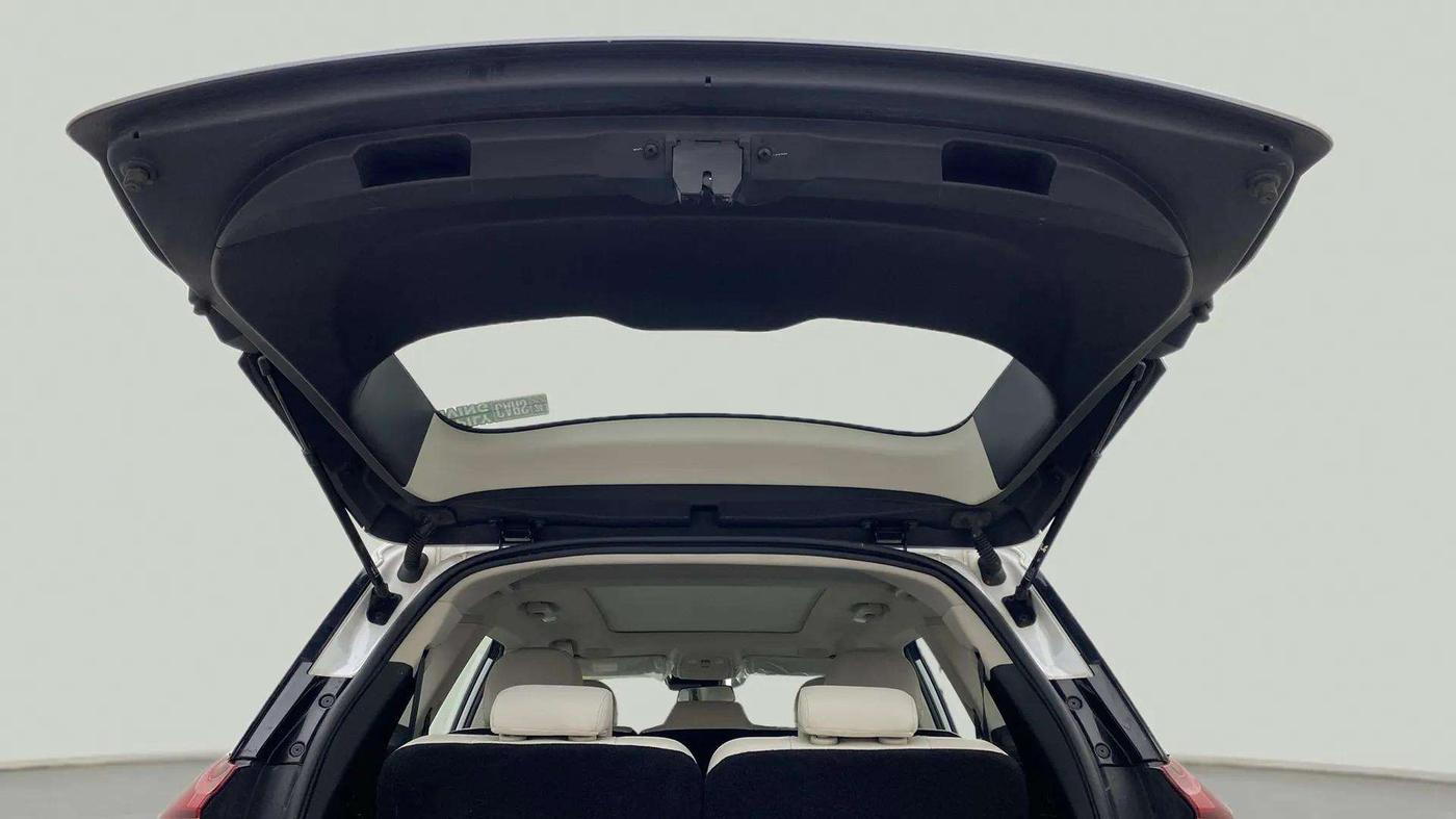 2022 Mahindra XUV700 AX 7 LUXURY D AT 7 STR, Diesel, Automatic, 25,202 km, Boot Door Open