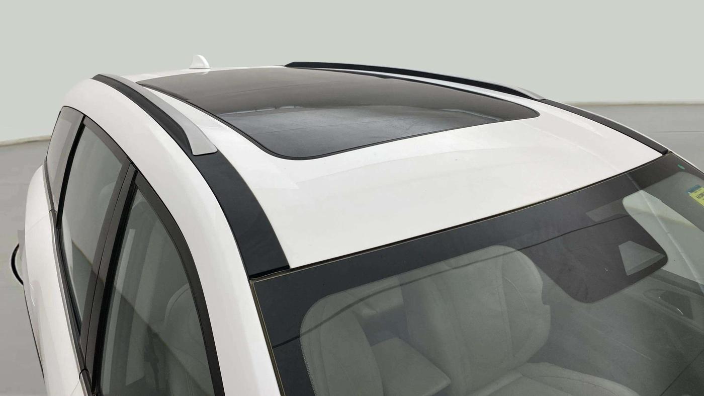2022 Mahindra XUV700 AX 7 LUXURY D AT 7 STR, Diesel, Automatic, 25,202 km, Roof