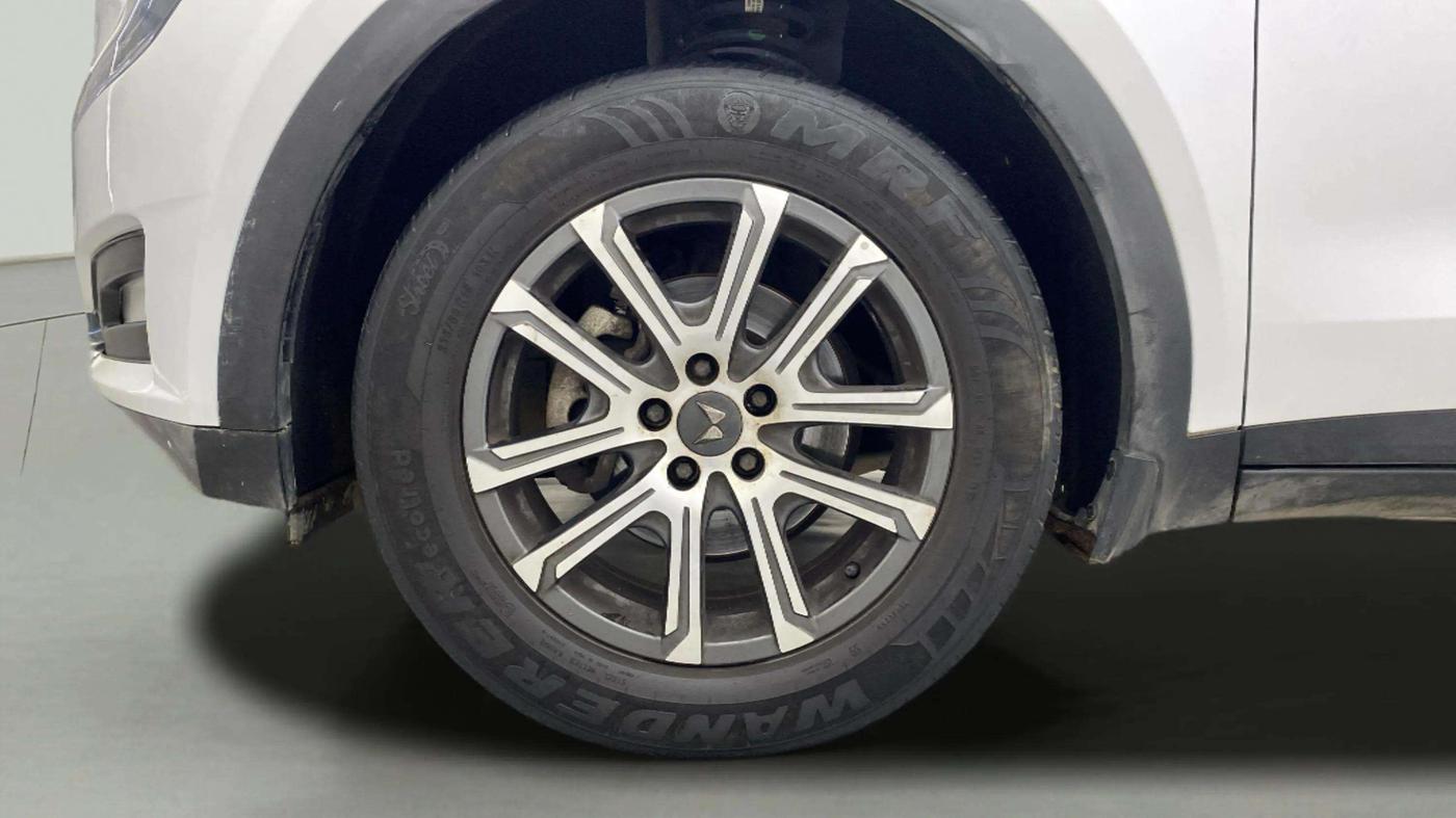 2022 Mahindra XUV700 AX 7 LUXURY D AT 7 STR, Diesel, Automatic, 25,202 km, Left Front Wheel