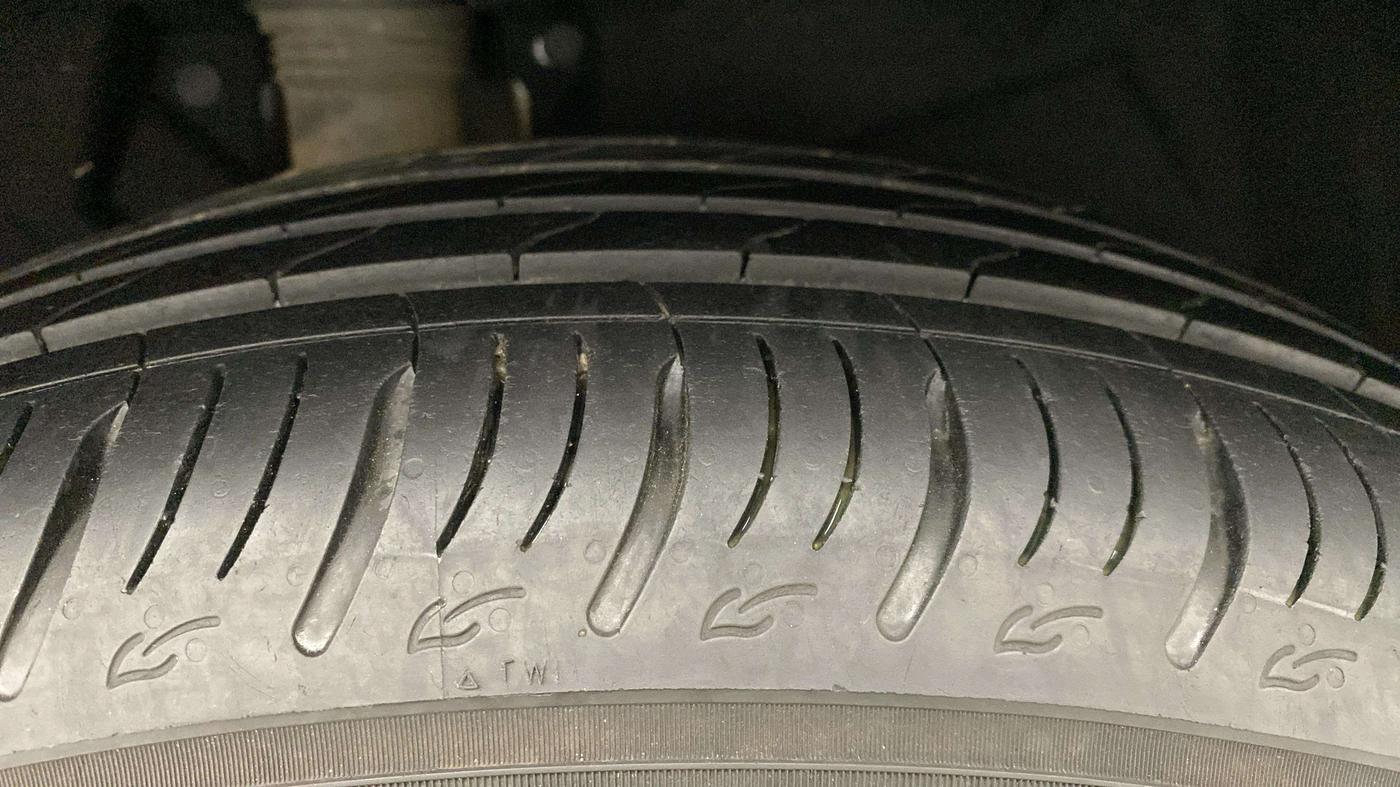 2022 Mahindra XUV700 AX 7 LUXURY D AT 7 STR, Diesel, Automatic, 25,202 km, Right Rear Tyre Tread